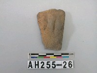 藏品(灰色夾砂陶器口部殘件)的圖片